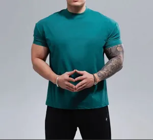 Detail van groenblauw sneldrogend sport-T-shirt op een model