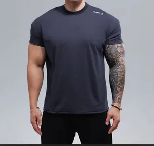 Gedetailleerd overzicht van het grijze, strakke sport-T-shirt voor fitnesstraining