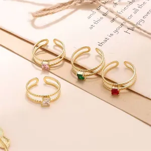 Minimalistische Zirkon-Ringe aus 18 Karat vergoldetem Edelstahl mit verstellbarer Schiene.
