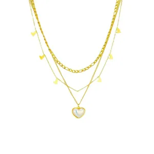 Elegante goudkleurige ketting met twee lagen en een grote hartvormige parelhanger.