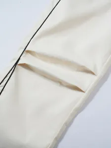 Detailansicht des Stoffes und der Tasche an der cremeweißen Funktionshose