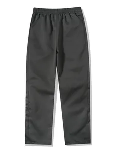 Vorderansicht der schwarzen Techwear-Hose mit geradem Bein und Gummibund