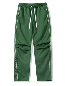 Klassische dunkelgrüne Retro-Funktionshose mit geradem Bein und weißen Paspeldetails