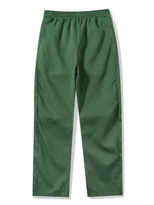 Vorderansicht der dunkelgrünen, lockeren Techwear-Hose für Herren auf weißem Hintergrund