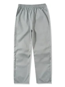Detaillierte Vorderansicht der grauen Herren-Retro-Funktionshose im Casual-Sport-Stil