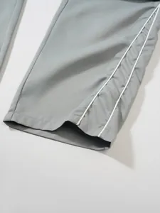 Nahaufnahme der Manschette und des Seitenstreifen-Designs grauer funktioneller Sporthosen