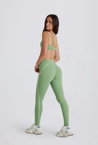 Vista trasera de un conjunto deportivo de dos piezas verde salvia con mallas y top.