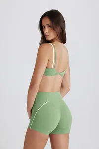 Vista detallada del diseño de espalda retorcida de este conjunto de yoga de dos piezas verde