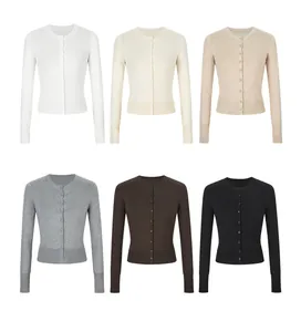 Collectie nauwsluitende kortgebreide vesten voor dames in diverse neutrale kleuren