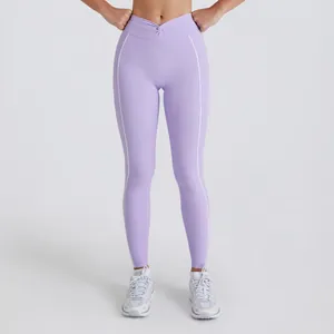 Primer plano de mallas de yoga lilas de talle alto con diseño de nudo y franjas.