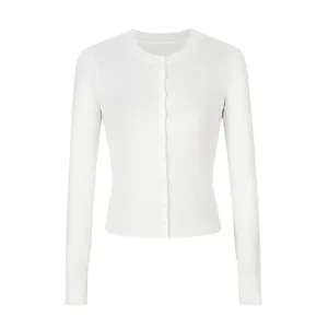 Vooraanzicht van een wit slim fit kort gebreid vest met knoopsluiting