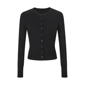 Detailweergave van een nauwsluitend zwart kort gebreid vest met ronde hals en knopen