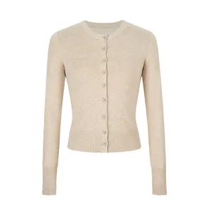 Detailweergave van een beige nauwsluitend gebreid vest met ronde hals en geribde boorden
