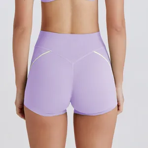 Vista trasera de pantalones cortos de yoga morados de cintura alta con costuras lima.