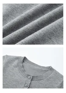 Detailopname van een grijs gebreid vest met zachte textuur en een geribbelde halslijn.