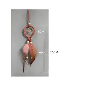 Atrapasueños rosa hecho a mano con plumas degradadas y cuentas de madera decorativo.