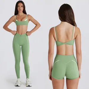 Conjunto de yoga y fitness de 2 piezas verde salvia con mallas de cintura alta y top.
