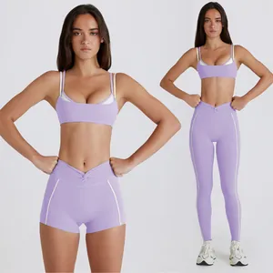 Conjunto de yoga lavanda con top de tirantes en contraste y leggings de cintura alta