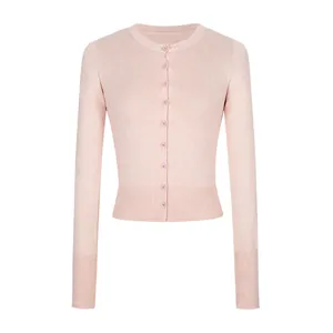 Detailweergave van een nauwsluitend roze gebreid vest met knoopsluiting aan de voorkant.