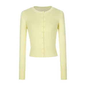 Slim fit lichtgeel kort gebreid vest voor dames met knoopsluiting en een ronde hals
