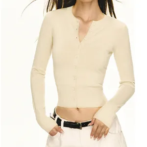 Detail van crème slim-fit korte gebreide cardigan met knoopjes aan de voorkant