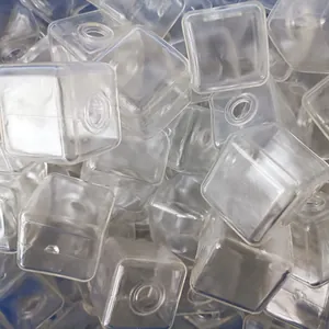 Primer plano de cubos de TPR transparentes para juguetes antiestrés DIY