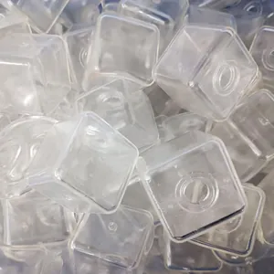 Primer plano de cubos cuadrados de cristal TPR transparentes para juguetes blandos caseros