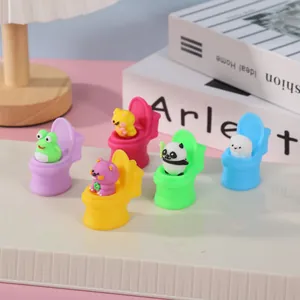 Set von fünf bunten Squishy-Tier-Spielzeugen in Miniatur-Toiletten für die Taschendeko