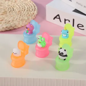 Detailansicht von farbenfrohen Mini-Toilette-Spielzeugen mit kreativen Cartoon-Tieren