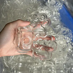 Close-up van transparante TPR kattenpoot schelpen voor DIY speelgoed