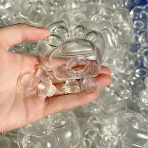 Gedetailleerde macro-opname van transparante kattenpoot TPR omhulsels voor DIY speelgoed