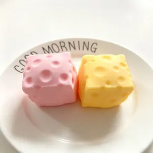 Set de jouets anti-stress fromage squishy rose et jaune pour décoration de bureau.