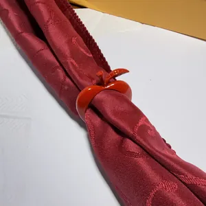 Detalle de cerca de un servilletero de manzana roja brillante en una servilleta roja, mesa