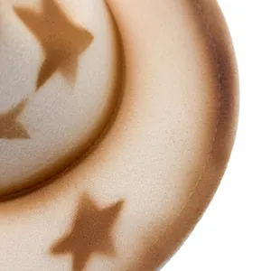Détail d'un chapeau fedora en feutre beige avec des étoiles et des bords marron