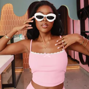 Trendy roze geribbelde hemdje en shorts set met delicaat wit kanten randje voor dames