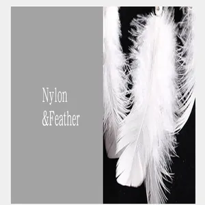 Dettaglio di piume bianche e materiali in nylon per un acchiappasogni ornamentale.