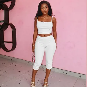 Een stijlvolle witte tweedelige set met een kanten crop top en bijpassende legging