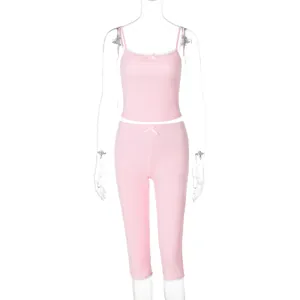 Detail van roze geribbelde tweedelige set met kant en strikjes