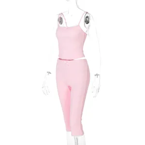 Roze geribbelde tweedelige loungewear set met kanten randen en kleine strikdetails.
