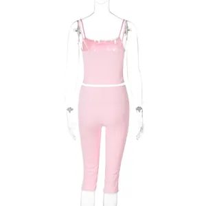 Achteraanzicht van een roze geribbelde tweedelige set met kanten bies op top en legging