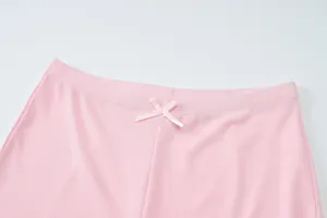 Detailopname van roze geribbelde shorts met een subtiel strikje op de tailleband
