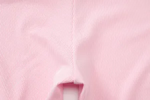 Gedetailleerde opname van de zachte roze geribbelde stoftextuur en fijne naadafwerkingen