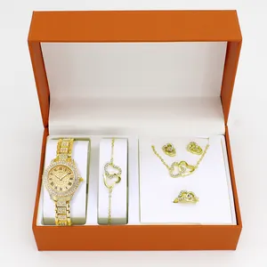 Vista dettagliata del set 5 pezzi orologio e gioielli oro da donna con design a cuore