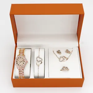 Vista dettagliata di un set regalo con orologio da donna in oro rosa e gioielli a cuore