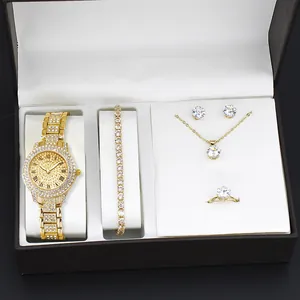 Vista dettagliata del set orologio e gioielli dorati da donna in una confezione regalo