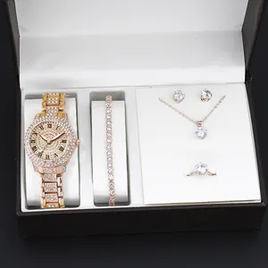 Dettaglio set gioielli 5 pezzi da donna con orologio in cristallo e finitura dorata.