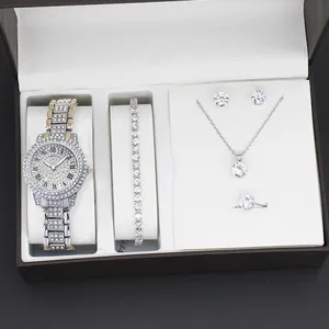 Vista dettagliata del set di gioielli in argento da 5 pezzi con orologio e accessori