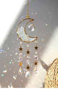 Detailansicht des Mond-Sonnenfängers mit Kristallchips und Sternen, die Regenbogen werfen