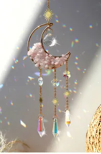 Nahaufnahme des Rosenquarz-Mond-Sonnenfängers mit Regenbogen-Kristallprismen und Sternen
