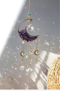Detailansicht eines Amethyst-Mondsichel-Sonnenfängers mit Regenbogen-Lichtbrechung.